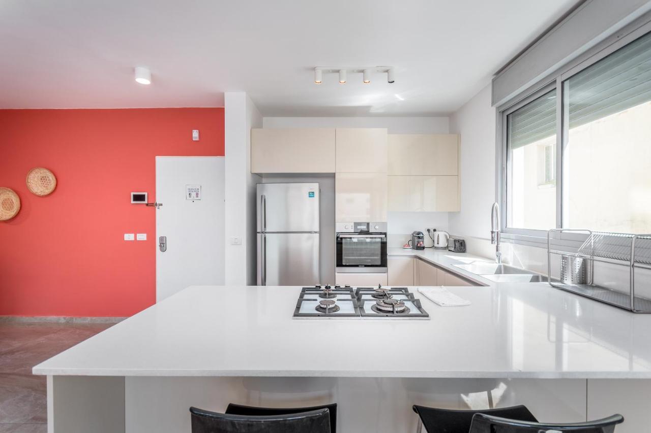3 Bedrooms Apt Balcony & Parking Near Banana Beach Tel Aviv Exterior photo